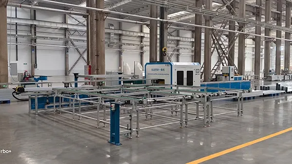 Место установки станка для обработки корпусов токопроводных шин